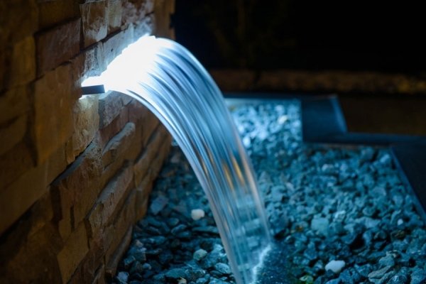 vand funktioner i haven belysning integreret sten dekoration