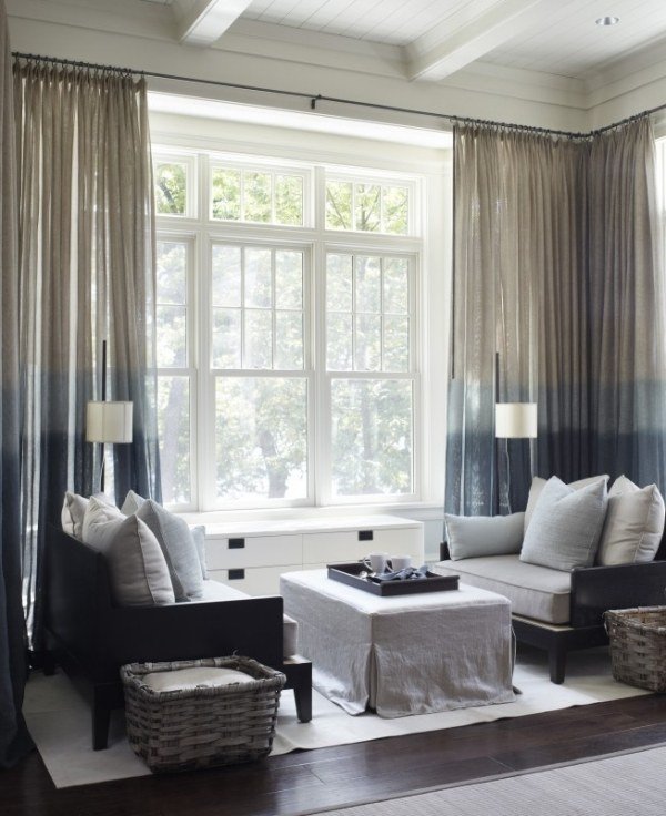 Opsæt gennemsigtige draperede gardiner lyseffekter i stuen
