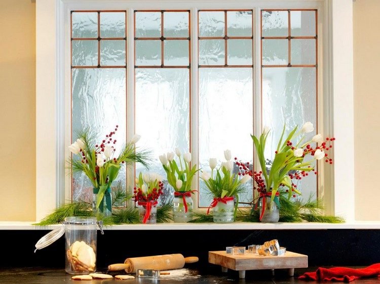 Vindueskarme-dekoration-inde-jul-hvide-tulipaner-røde-bær-syltetøj-glas