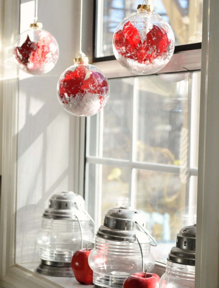 vindueskarmen-dekoration-interiør-jul-stearinlys-lanterner-røde-æble-glas-bolde