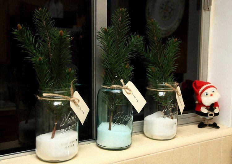 Vindueskarme-dekoration-interiør-jul-syltetøj-krukker-salt-grene grene