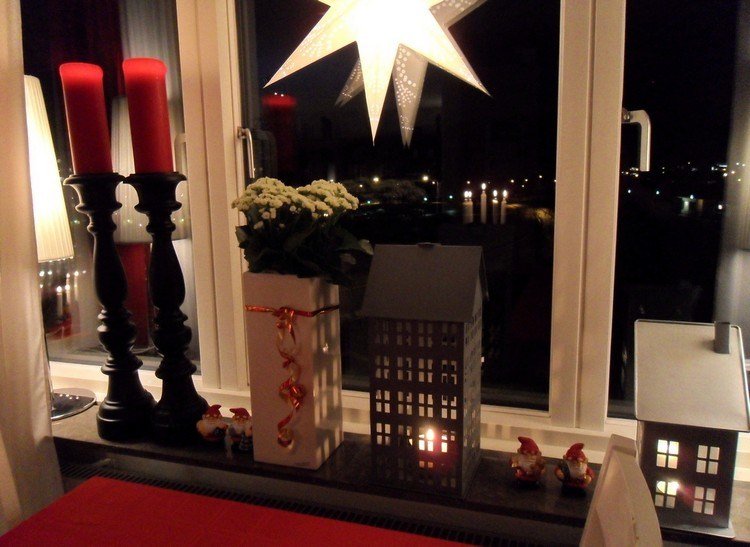 Vindueskarm dekoration interiør-jul-stearinlys-lanterne-gabeude-rød-søjle-stearinlys-sorte-lysestager
