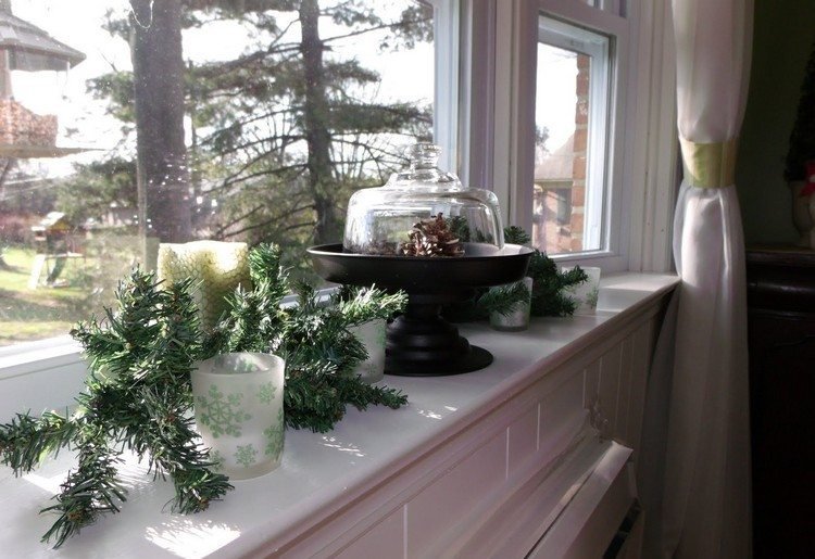 Vindueskarmen dekoration -interiør-jul-kage-stå-klokke-glas-gran grene