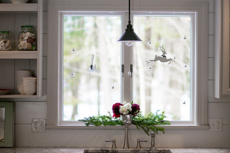 Vindueskarme-dekoration-interiør-jul-køkken-blomster-gran-grene-glaskugler