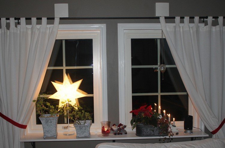 Vindueskarmen indvendigt-jul-planter-dekorative-krukker-skinnende-stjerne