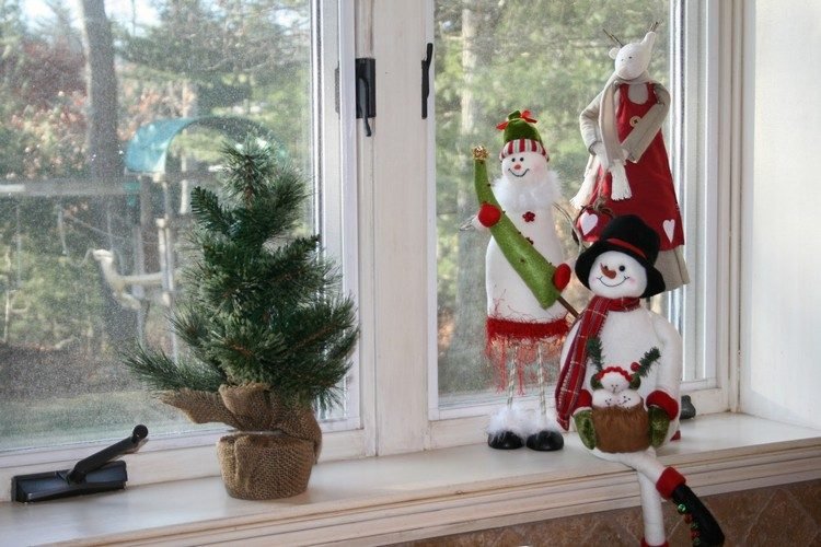 vindueskarmen-dekoration-inde-jul-mini-gran-træ-snemand-figurer