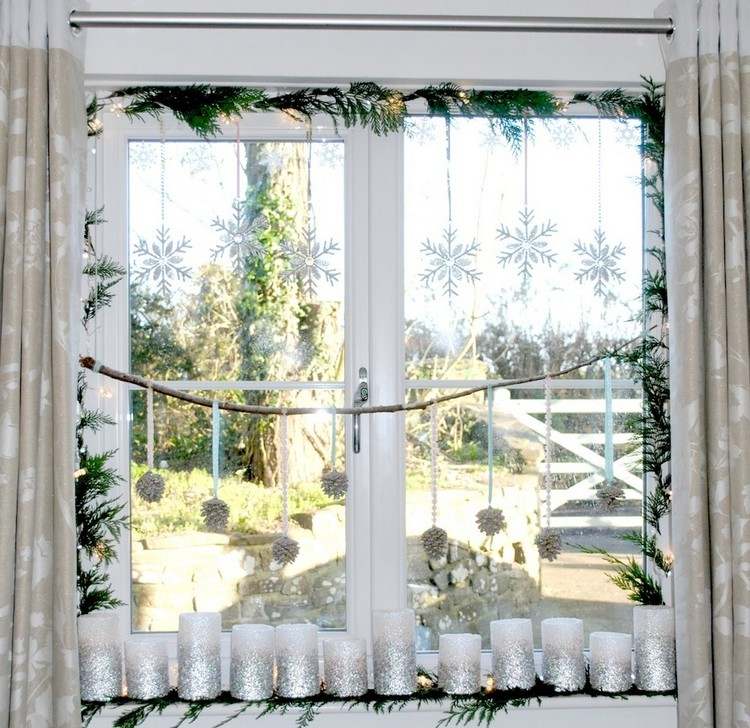 Vindueskarme-dekoration-interiør-jul-søjle-stearinlys-sølv-skinne-seng-grangrene