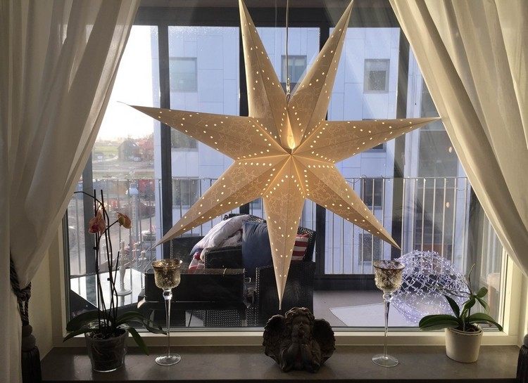 vindueskarm-dekoration-inde-jul-skinnende-stjerne-glas-lysestage-fod
