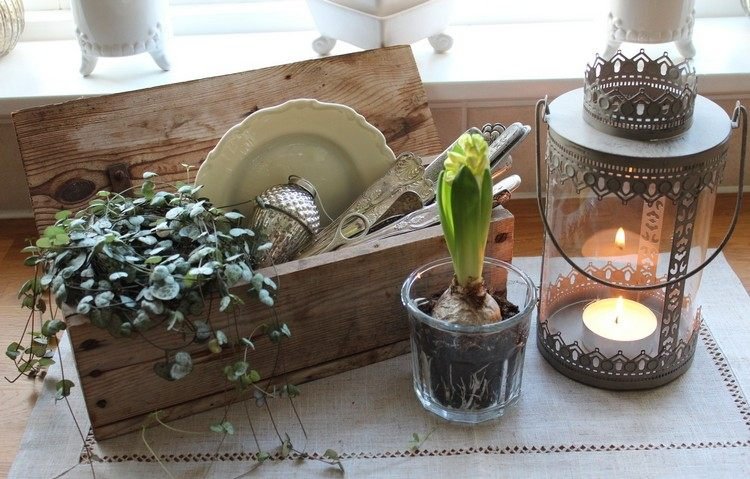 vindueskarm-dekoration-interiør-jul-trækasse-vintage-artikel-plante-hyacint