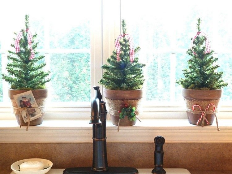 Vindueskarm-dekoration-interiør-jul-mini-gran-træer-lerkrukke