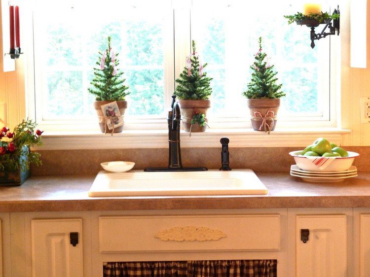 vindueskarm-dekoration-interiør-jul-køkken-mini-gran-træer-lerkrukke