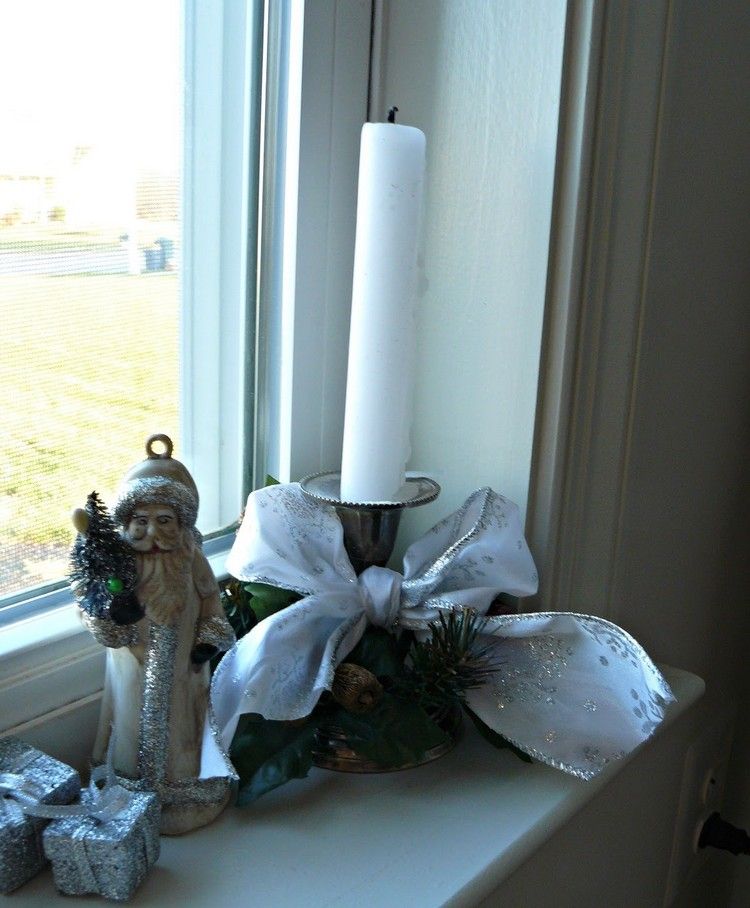 vindueskarm-dekoration-interiør-jul-lysestage-julemand-figur