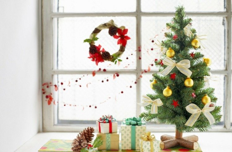 vindueskarm dekoration moderne mini juletræ gaver krans guldkugler
