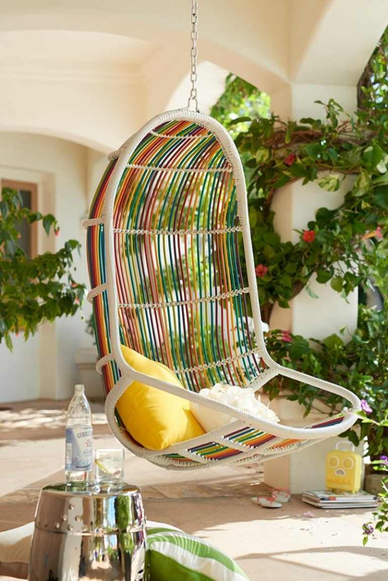 terrasse design ideer farverig kurv hængende stol hvid middelhavs gårdhave
