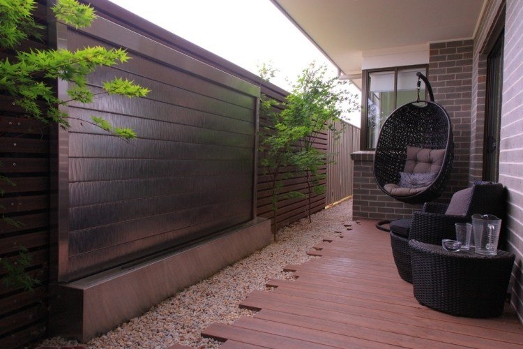 moderne-terrasse-zen-flair-rattan-møbler-hængende-stol-stel-vand væg