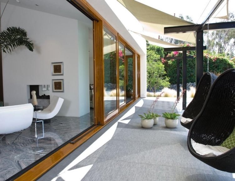 have-terrasse-sol-sejl-sort-hængende-stole