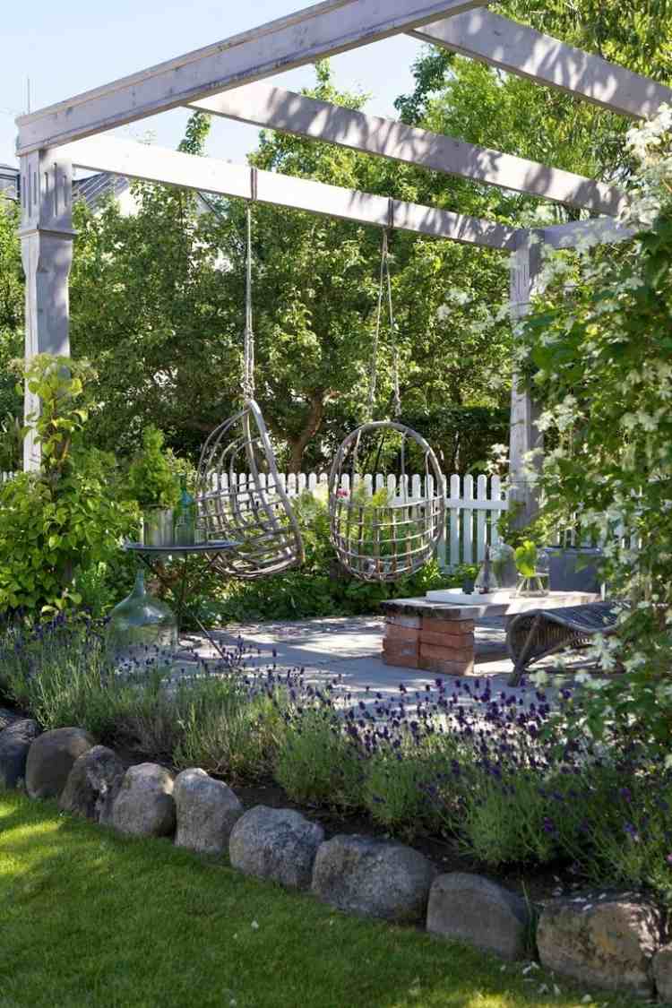 havepergola-træ-hængende-stol-ophæng-lavendel-planter