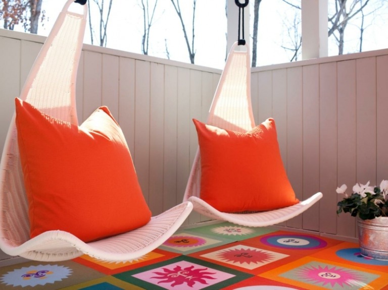 terrasse design ideer moderne design hængende stol rattan hvidt farverigt tæppe
