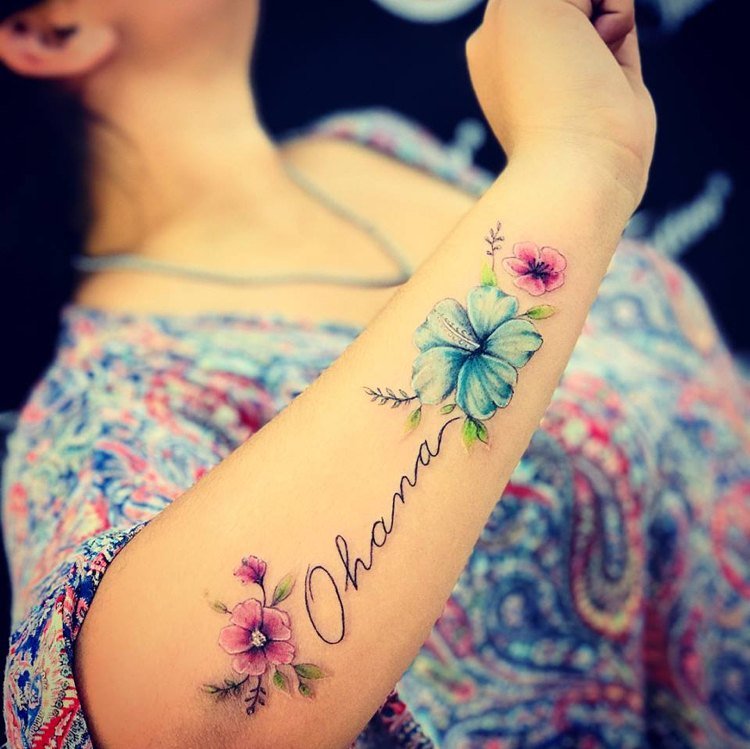 ohana familie tatovering hibiscus blomster skumfidus blå pink underarm