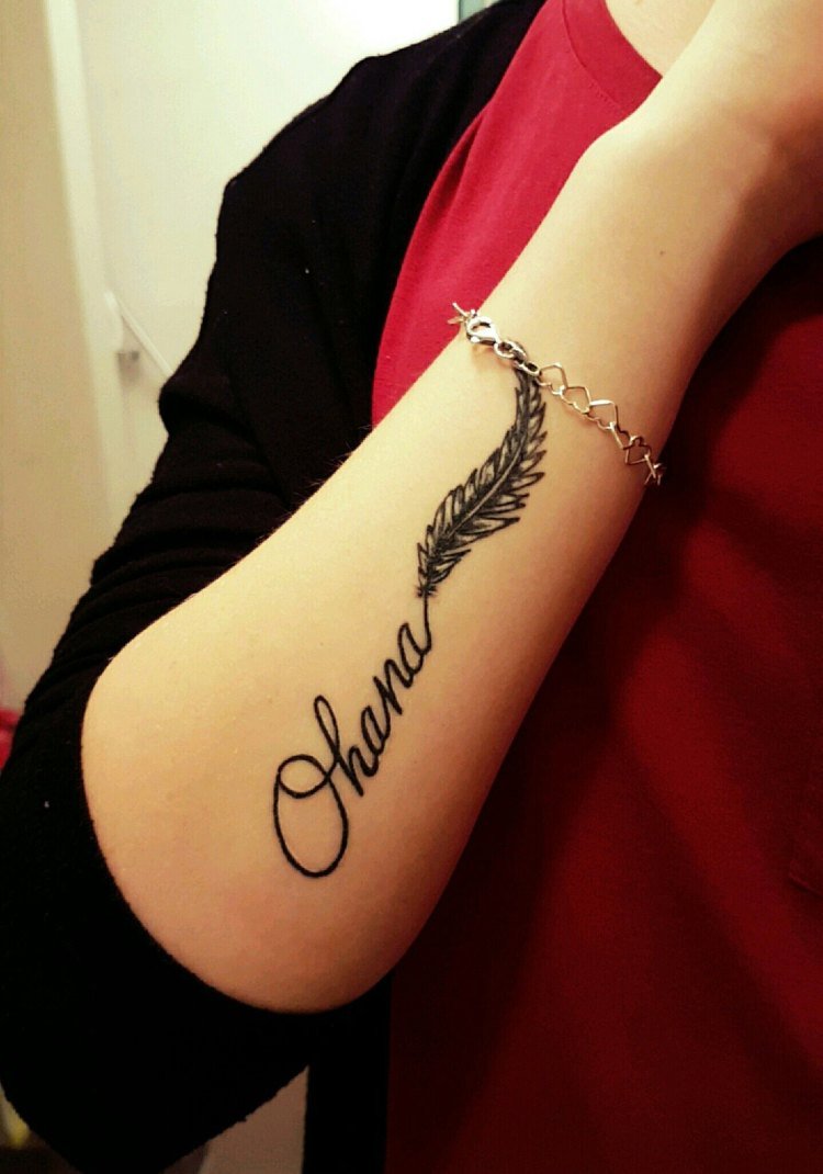 ohana tatovering fjer skrifttype underarm