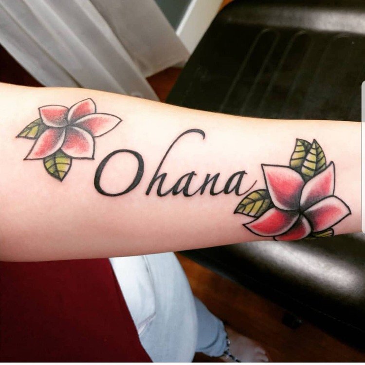 ohana tatovering familie skrifttype underarm blomstermotiver