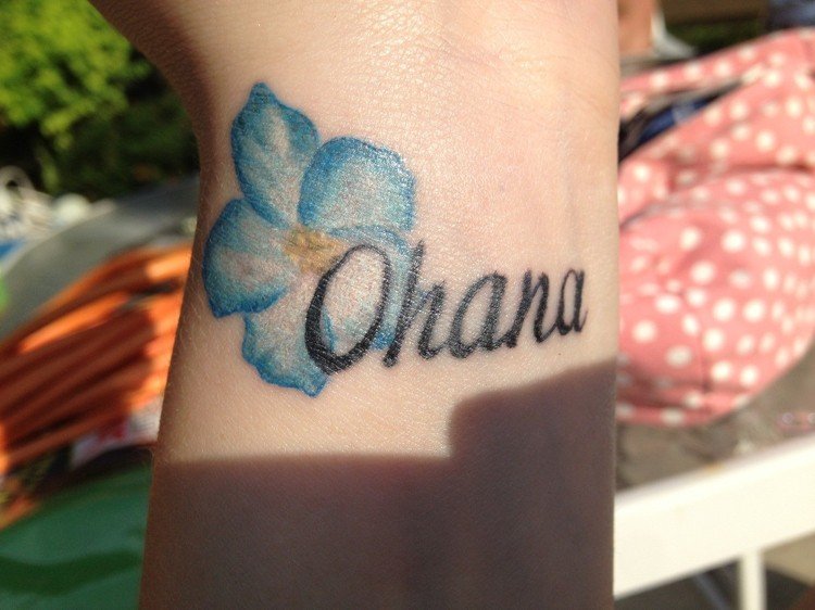 ohana tatovering blå farverig underarm