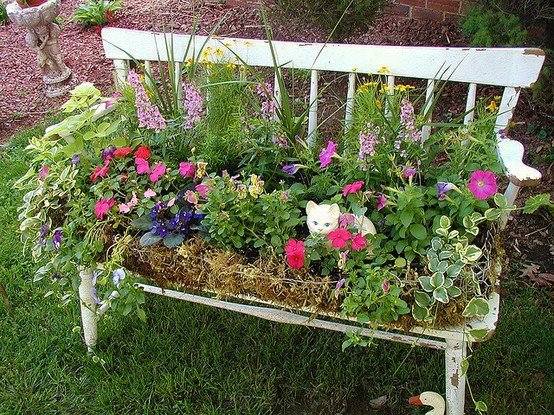 kreative havedesign ideer gammel havebænk blomsterbeholder