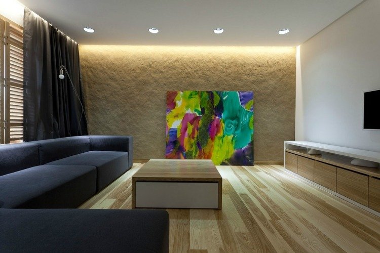 Vægbelysning-ideer-stue-indirekte-sandsten-væg-trægulv