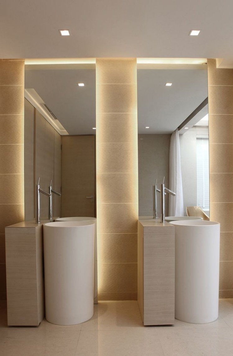 Vægbelysning-ideer-badeværelse-indirekte-gulv-til-loft-spejl-søjle-håndvaske
