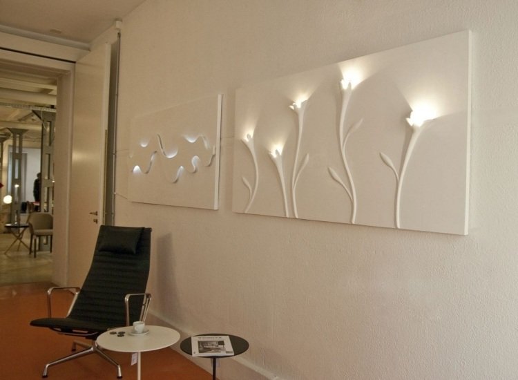 Vægbelysning-ideer-hvide-paneler-blomstermotiv