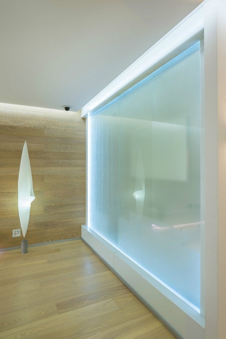 Vægbelysning-ideer-hal-glas-væg-panel-led-lys