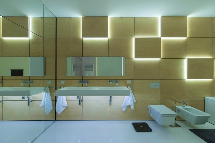 Vægbelysning-ideer-badeværelse-træ-væg-panel-indirekte-belysning