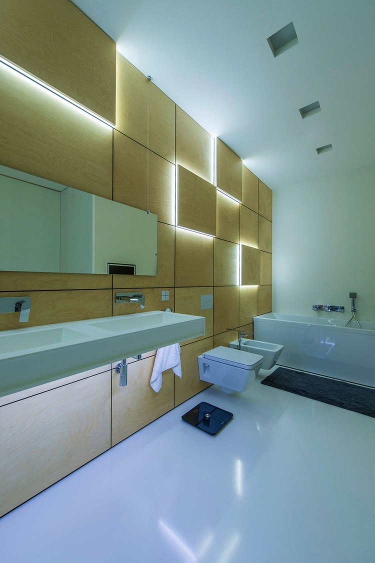 Vægbelysning-ideer-badeværelse-træ-paneler-indirekte-under-vask