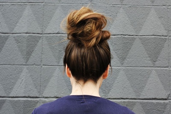 updo-casual-kantet-ombré-hår-sommerligt look