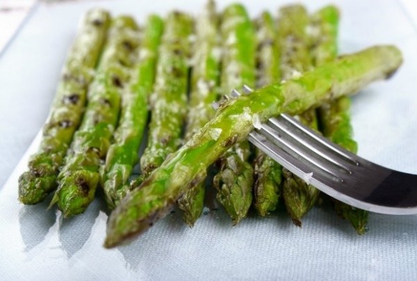 Kog og spis asparges for at forhindre væskeophobning og gasdannelse