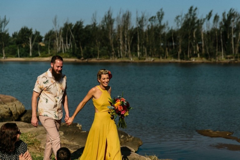 Brudekjole i gult til boho bryllup med brudebuket i efterårsfarver