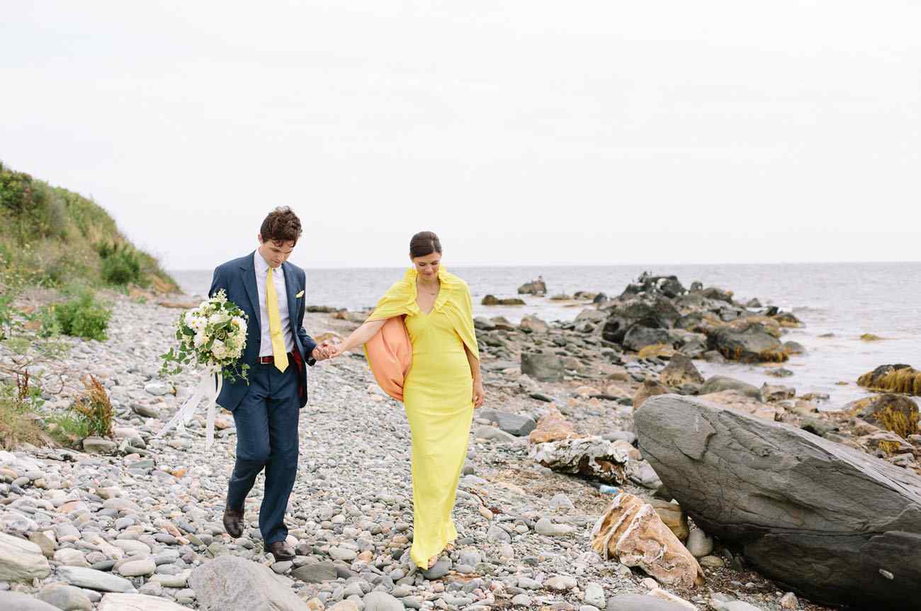 Strandbryllup med en tætsiddende brudekjole og bolero i gult
