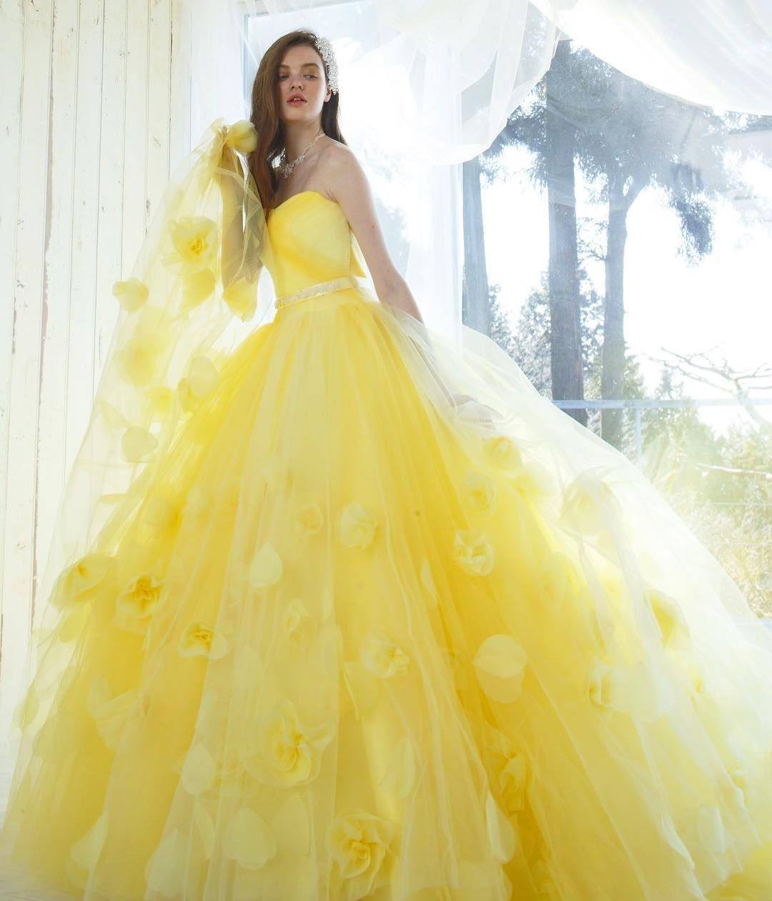 Eventyrlig brudekjole i gul med roser og stropløs til en åben brudefrisure