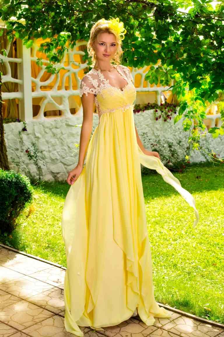 A-kjole med blonde ærmer kombineret med gult hårtilbehør
