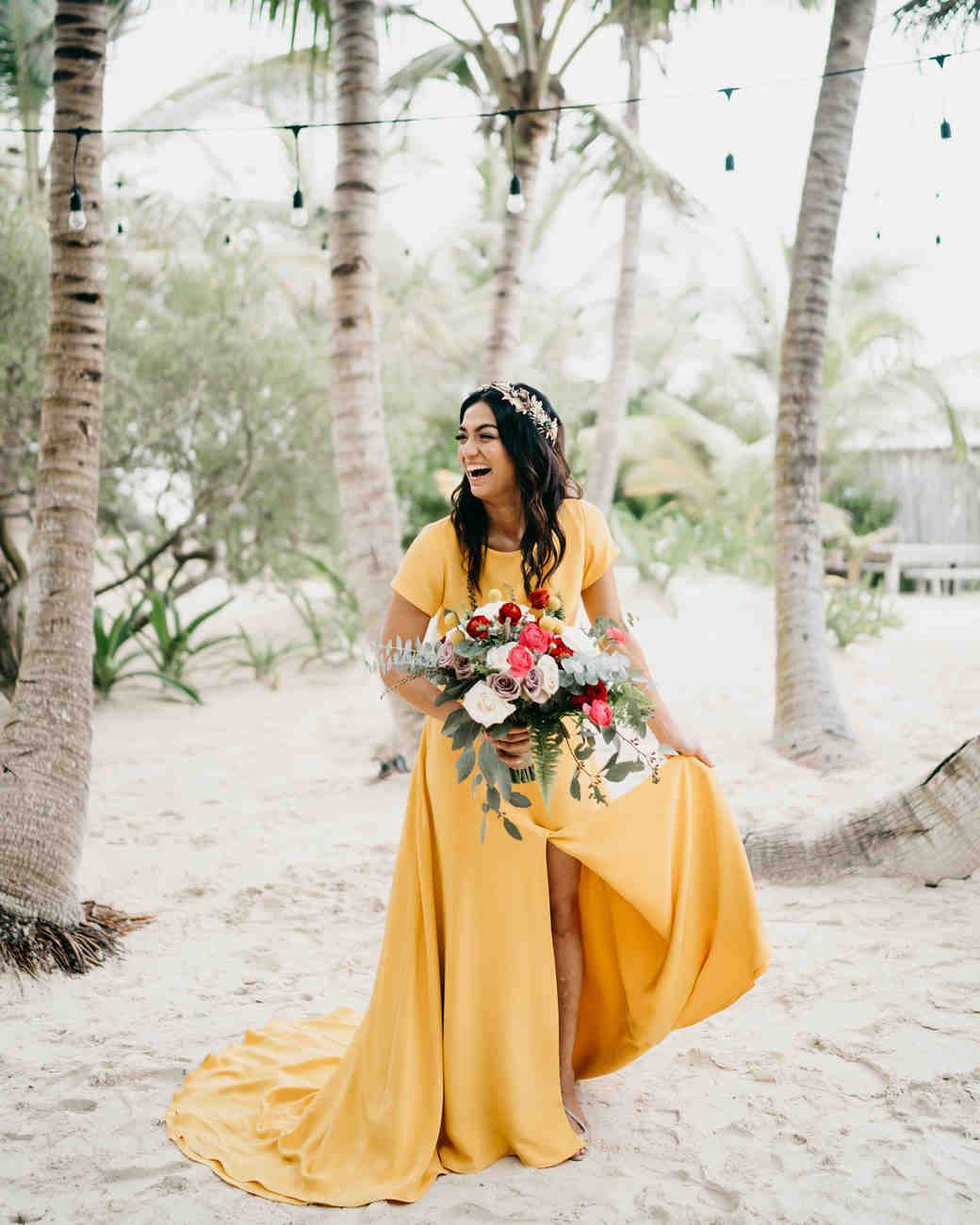Vælg et gult brudekjole til et strandbryllup i boho-stil