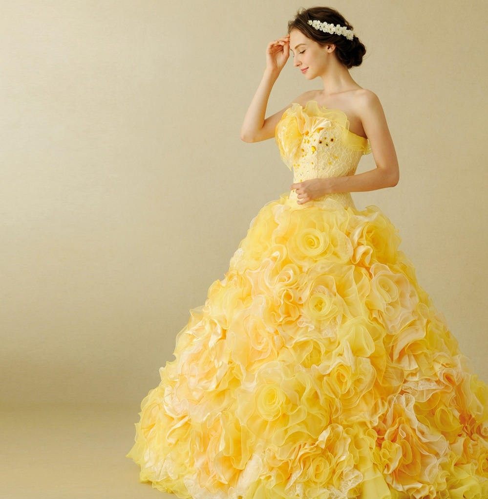 Flæser til en romantisk gul kjole med en matchende hovedbeklædning til en updo