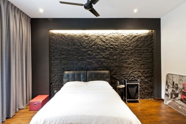 indirekte-belysning-soveværelse-sort-accent væg-sten-tekstur