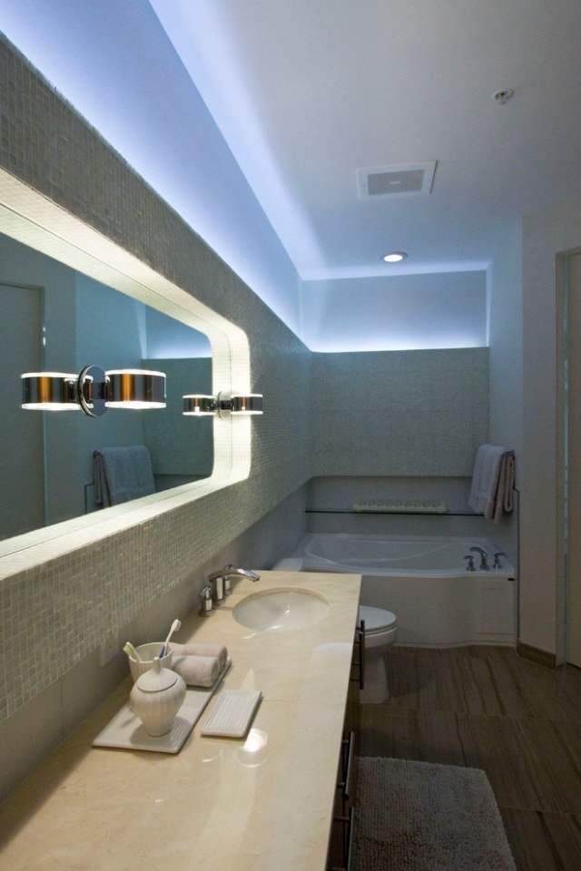 indirekte-belysning-badeværelse-væg-blå-lys-spejl