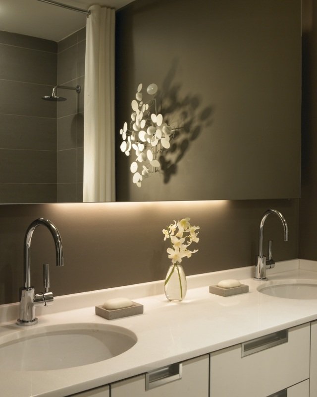indirekte ledbelysning-badeværelse-grå-væg-maling-spejl-baggrundsbelysning