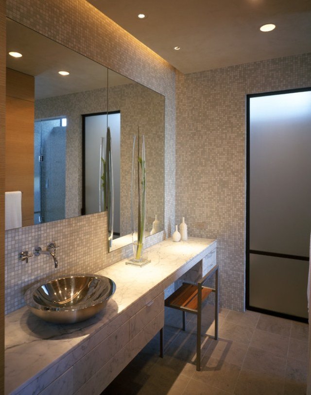 indirekte-belysning-badeværelse-loft-væg-mosaik-fliser-grå