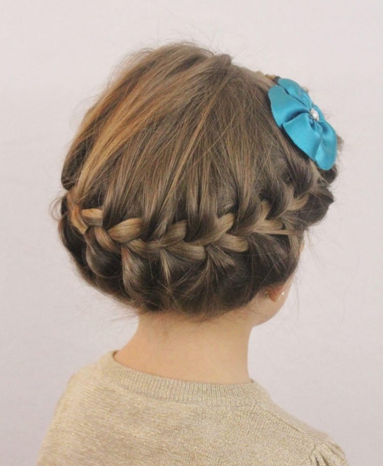 pige-frisurer-kreativ-hår-sammen-updo-flettet-hår-blomst