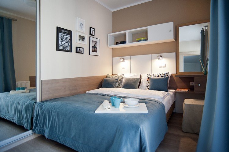 Boligindretning ideer soveværelse-beige-væg design-garderobe-spejlede døre-toiletbord