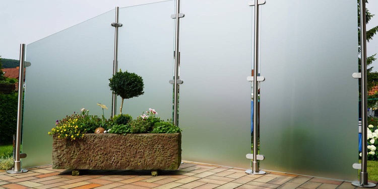 Beskyttelsesskærm i glas til terrasse stolper i rustfrit stål pladsbesparende moderne frostede glasbelægningssten