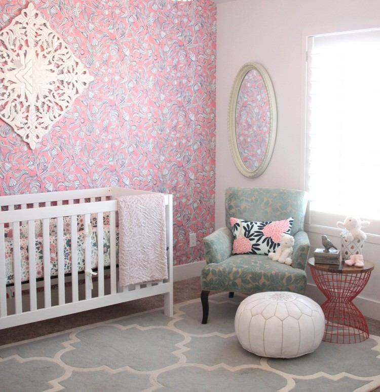 Baby værelse-design-pige-pink-tapet-hvid-baby-seng-mynte-grøn-accenter