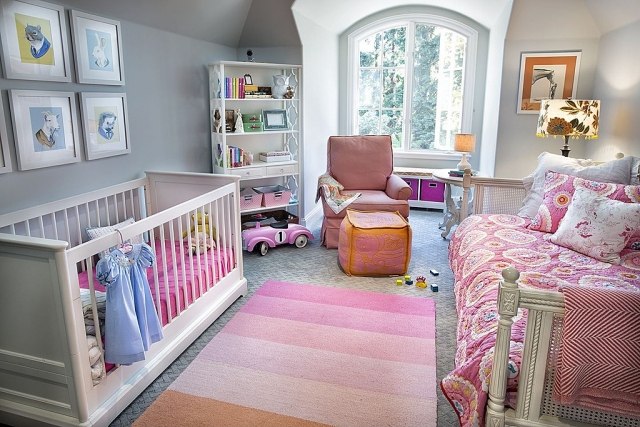 børnehave baby værelse pink accenter grå vægge gulvtæppe gulv